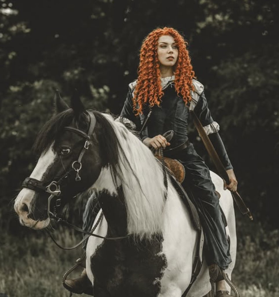 Ellen v cosplay kostýmu na koni