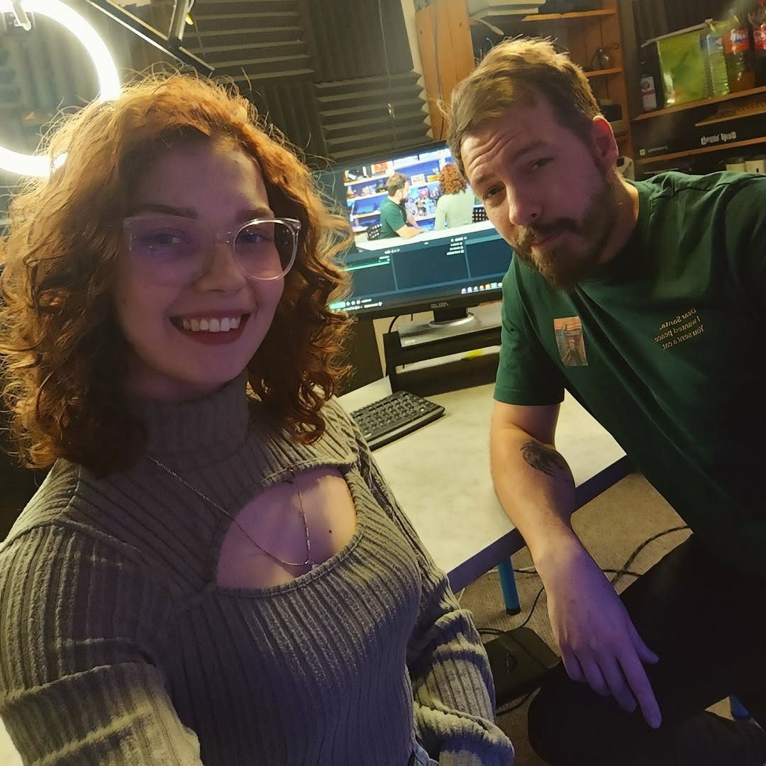 Ellen a Tom u natáčecího stolu ve studiu