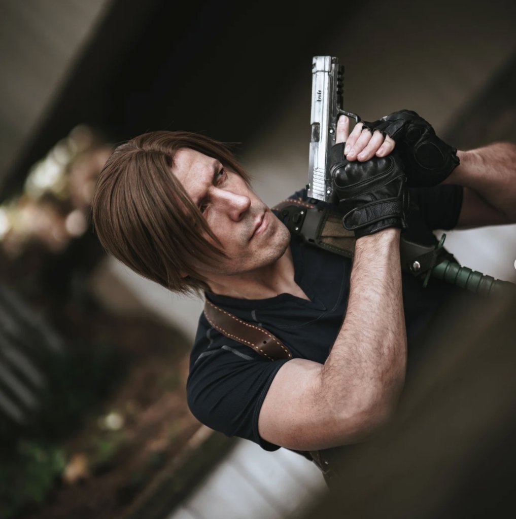 Tom Juky v cosplay kostýmu s pistolí